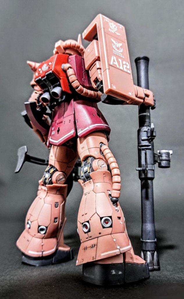 ファーストガンダム全盛期プラカラーでペタペタ塗ってた少年時代。40数年ぶりにガンプラを製作してみた。みなさんはご存知でしょうけどこのRGとゆう物は素晴らしい商品でパーツの数は多くて小さいけど説明書通りに作ればパチパチっと組み上がりこのスタイルになるのだから。ガンプラも進化したものだ。もちろん噂通りポロリボロリボッキリもありましたけど…。今にもポッキリいきそうな白いヒビが。下地も吹いたんやけどなぁ……。