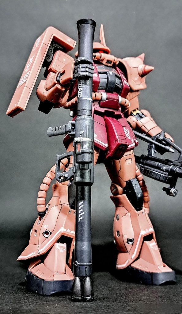 様々な作例などを見て製作ポージング。バズーカも楽々両手で構えれるしズレもなく接着剤なしで気持ちよく組み上がるしまたRG作ろ。ポロリで接着剤いっぱい使ったけど…。やっぱいいなぁシャア専用機。