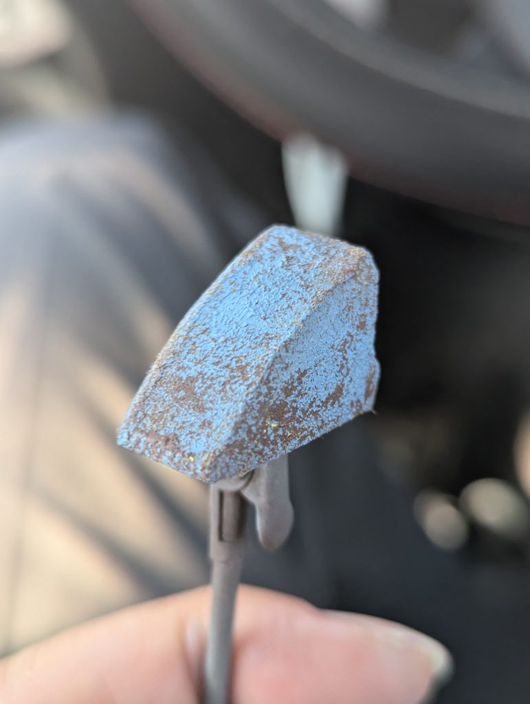 初期層の失敗鋳造⇒マホガニー⇒ケープ⇒濃いめの基本色ケープの前にトップコートを初手に怠ってしまい、剥がしの時1,000番で軽く研磨した下地の鋳造もろとも全体的にカッサカサに傷ついてしまい🥲トップの大事さや剥がし層の厚みも、繰り返すことでだんだんコツが掴めてきました