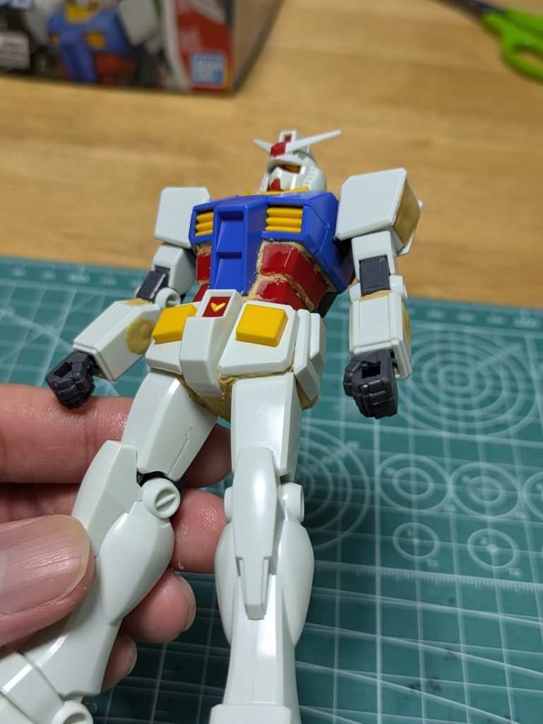 まずはエポキシパテで肉抜きや、隙間、穴を埋めていきます😎関節なども動かなくなるので、後戻りはできません🤣w