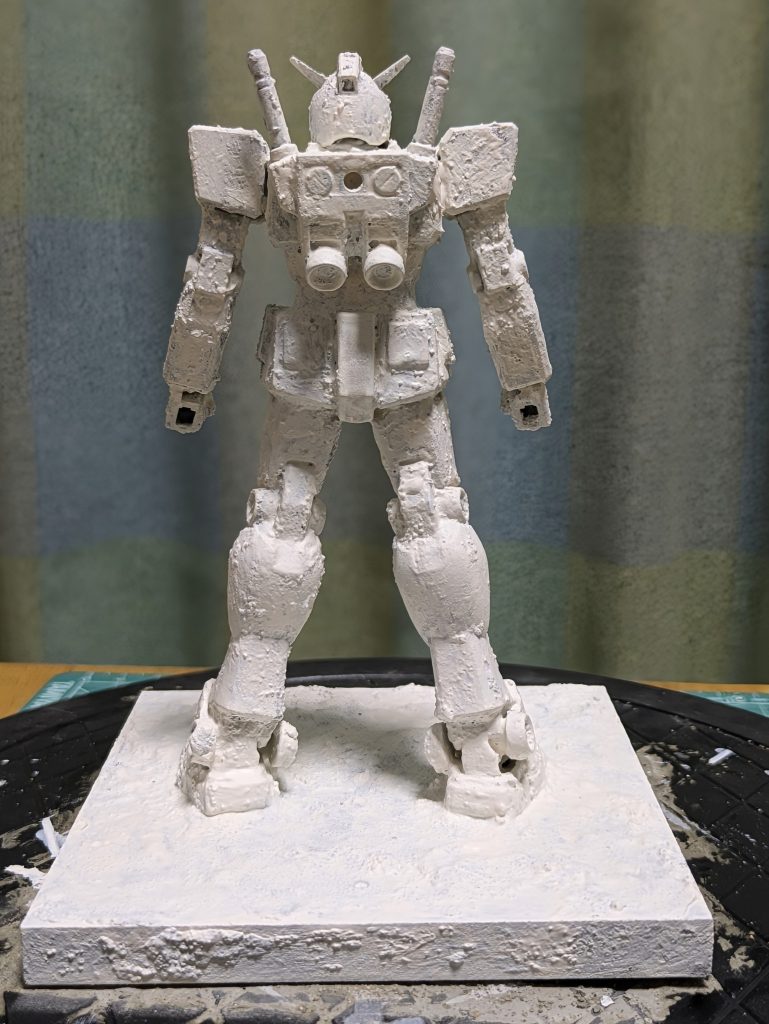 セメントの次はラッカーパテを塗り塗り😑先のセメントは、乾いたらポロポロ取れてくるので上からセメントを固める目的があります😖セメントの粒子も残るので、これが最後に良い質感に繋がってきたと思います✨