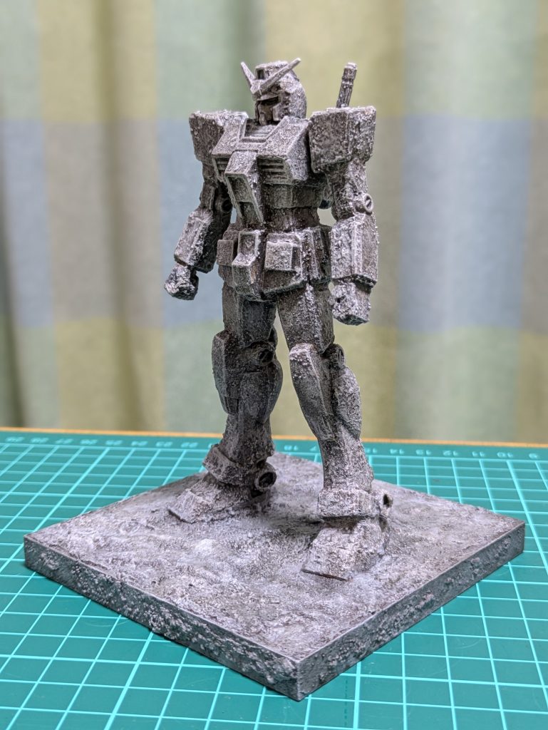 黒サフ後はドライブラシの要領で、グレーやホワイトを色々塗り重ねていきます🎨🖌️そして艶消しでトップコート‼️この時点でも石像感は出たと思います🤗