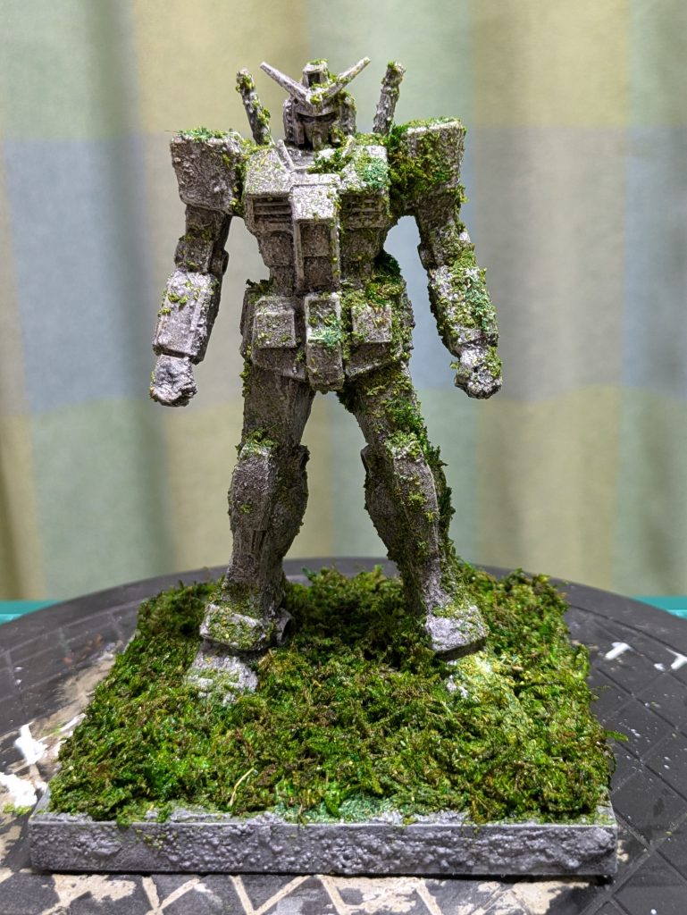 更にここからは、石像の風化感を出したかったので、100均のドライモスを使って草を作りました🌿土台だけでなく、ガンダムにもドライモスを付けて、時間が経っている感じに✨つける時は木工用ボンドを使っています👍