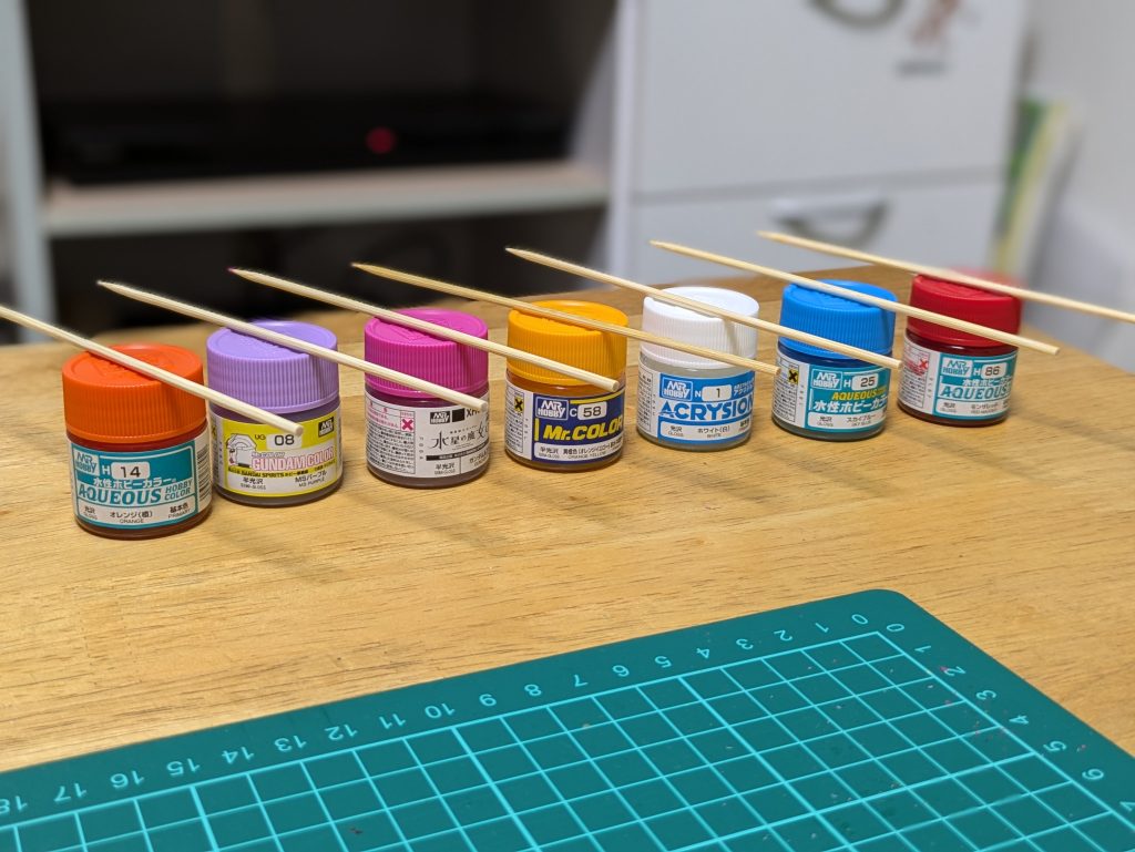 草が出来たら、色んなカラー使ってチッピングの要領で花を咲かせていきました🌷🌼🪻 