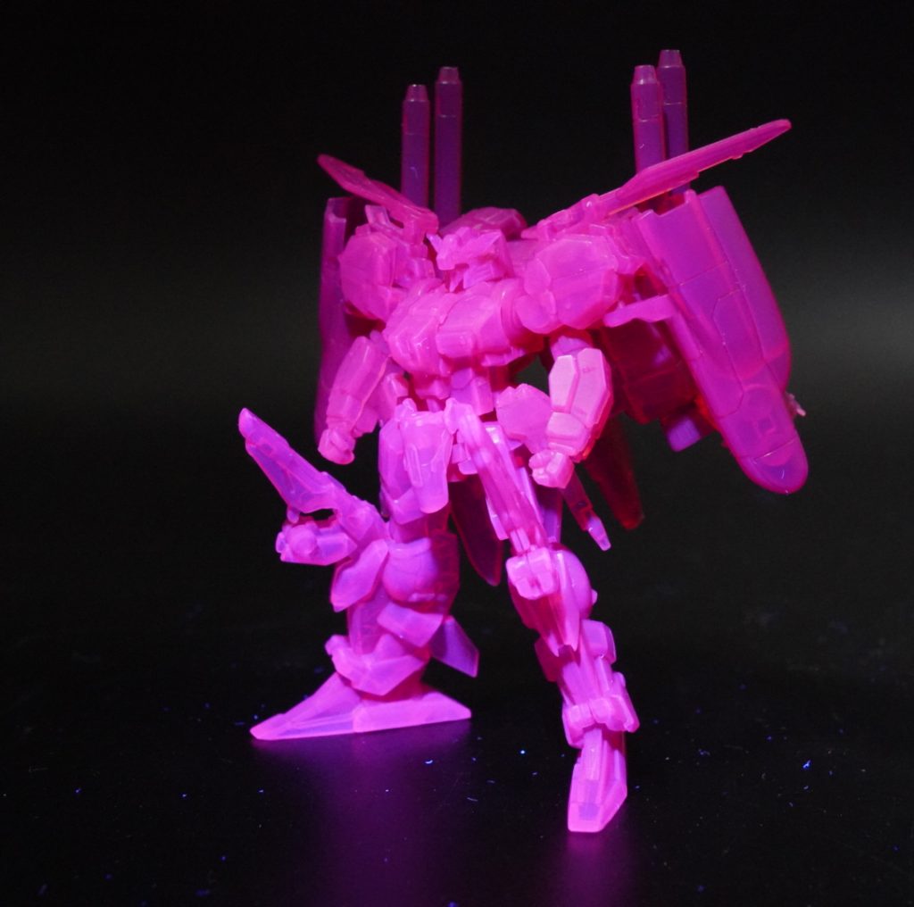 ブラックライトで、ピンクに発光です。