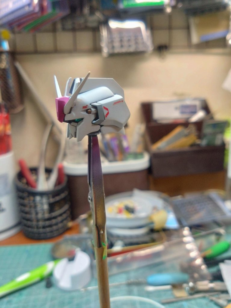 顔は、マスクを真ん中で1ミリ程短縮して、顎を短く作り直しました。ひさしの部分も目に掛かるくらいにプラ板を貼って、若干目付きを悪くしてます😤後頭部を長くし過ぎましたが、本人は気にいってます✨