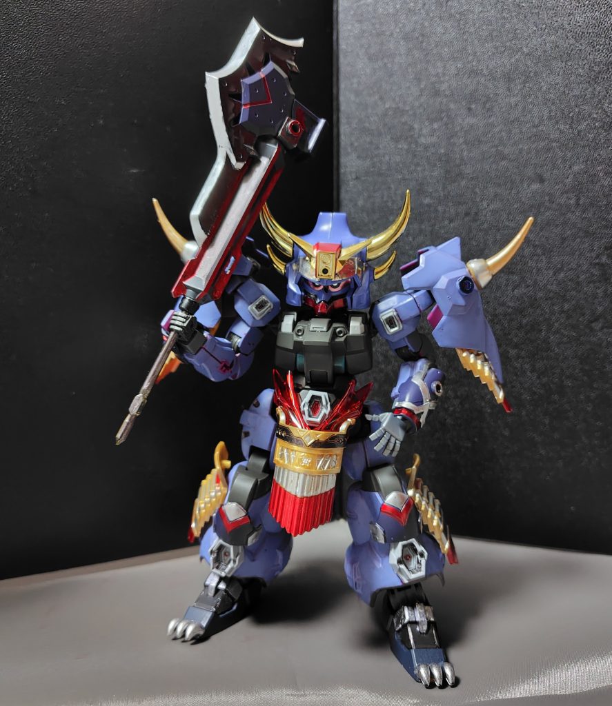 使用ガンプラやオプションパーツはグエル用ディランザをメインに以下の通りになってます。・頭部はSDガンダムの武者砕虎魔亜屈を移植。・肩部、腰部、脚部にビーム発射口の増設・肩アーマーにウォーロックイージスの肩アーマーのニードルを移植・腕部の延長として、漏影の腕のパーツを付増設して、30MFオプションパーツ(重戦士タイプ)の腕パーツを装着する。・脚部の膝部に30MFのオプションパーツを移植・脚パーツをνガンダムのに変更・肩アーマーや腰部、脚部に信長軍馬の装甲を移植