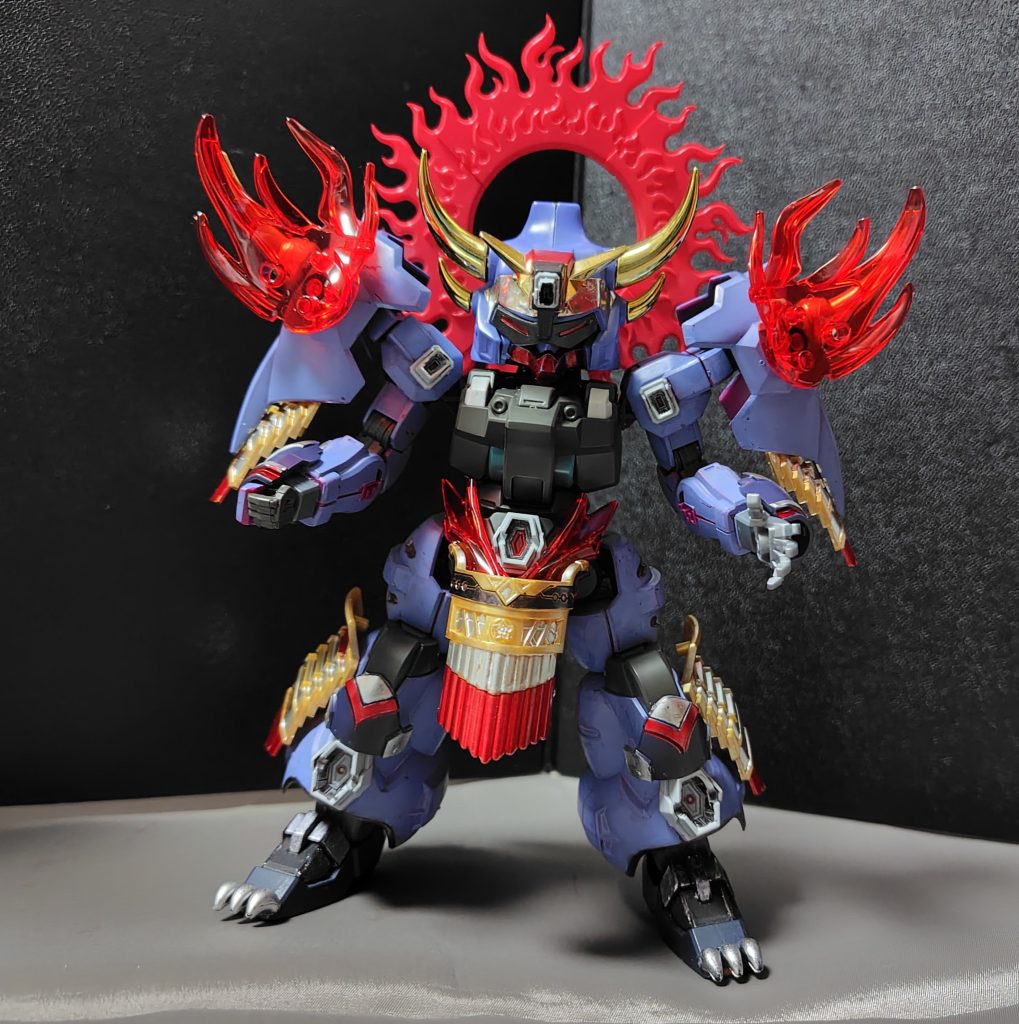 〇武者泥嵐砕虎魔亜屈・煉獄魔神モード闇の仮面の強力な魔力を介する事で、真の力を解放することが出来る様になり、背中からは焔の後光が現出して、肩アーマーからは焔が噴き出す。この戦闘モードになると、全てを焼き尽くすまで闘争本能が止まらなくなるとの事だが、砕虎魔亜屈の屈強な精神力によって制御できている為、純粋なパワーアップ状態になるだけなのだ。