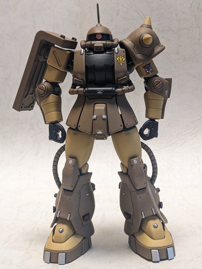 正面から。使用したキットですがメインはhguc高機動型ザクIIで膝下はザク・マリナー、足首下と股間部はザクf2000です。