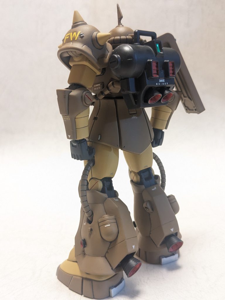 リアショット。オリジナル設定で中期型にしたのはふくらはぎにあるザク・マリナーのディテールを活かす方向で改造しようと思ったからです。それに合わせてバックパックも新たに作りました。