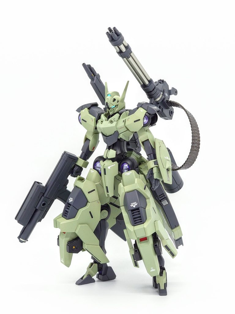 中長距離支援用のビーム砲とガトリングガン、機動力強化の為に下半身に大型ユニットを装備しています。