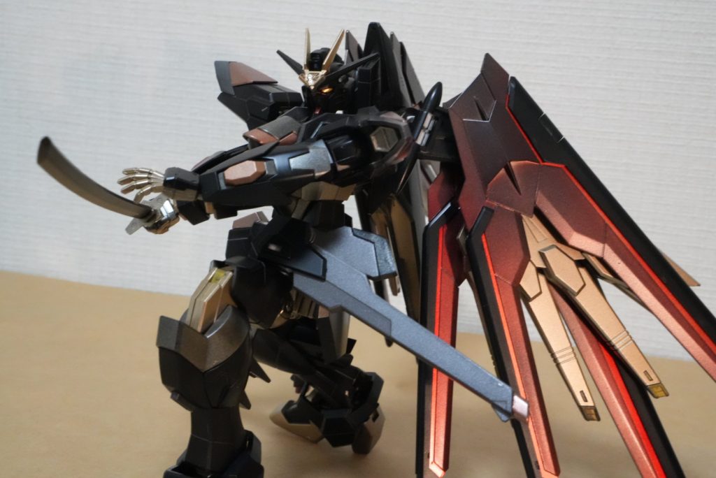 腰のレール砲が刀の鞘に見えてきます