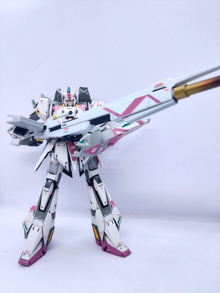 アクションスタンドだとバランスが悪過ぎて、傾いてしまうので…無理矢理両手持ちさせましたが、ポーズがうまく定まりません😢