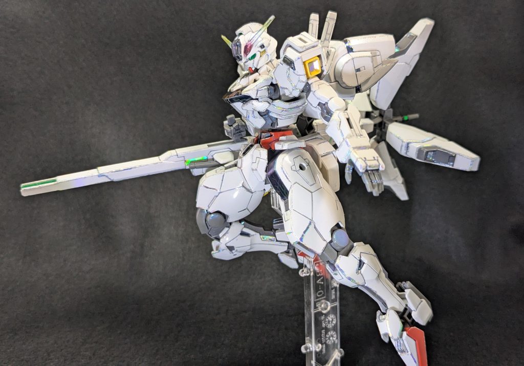 しおばにらさんのキャリバーン（https://gumpla.jp/hg/1546622）を参考に、墨入れしたところとグレー部分、クリアパーツはトップコート→オーロラパウダーを塗布。くぼみ部分にオーロラシールを貼っています。そして角には箔用のりでオーロラの箔押しをしています。（百均のオーロラ箔をホットシュライバーでつけようとしたらプラが溶けました…）