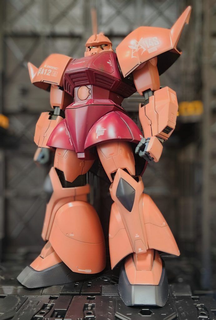 二の腕と肘関節が細い印象のver.1ですが、それ以外はver.1も良いと思います。写真の光の加減が上手く調整出来ず、胴体の赤の深みが撮れませんでした。撮影も難しいものですね。