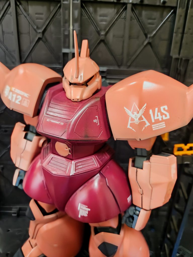 何十年ぶりにシャア専用で塗装しましたが、シャア専用ゲルググはシャア専用ザクやリック・ドムよりも、少しピンク寄りの調色が自分のイメージです。