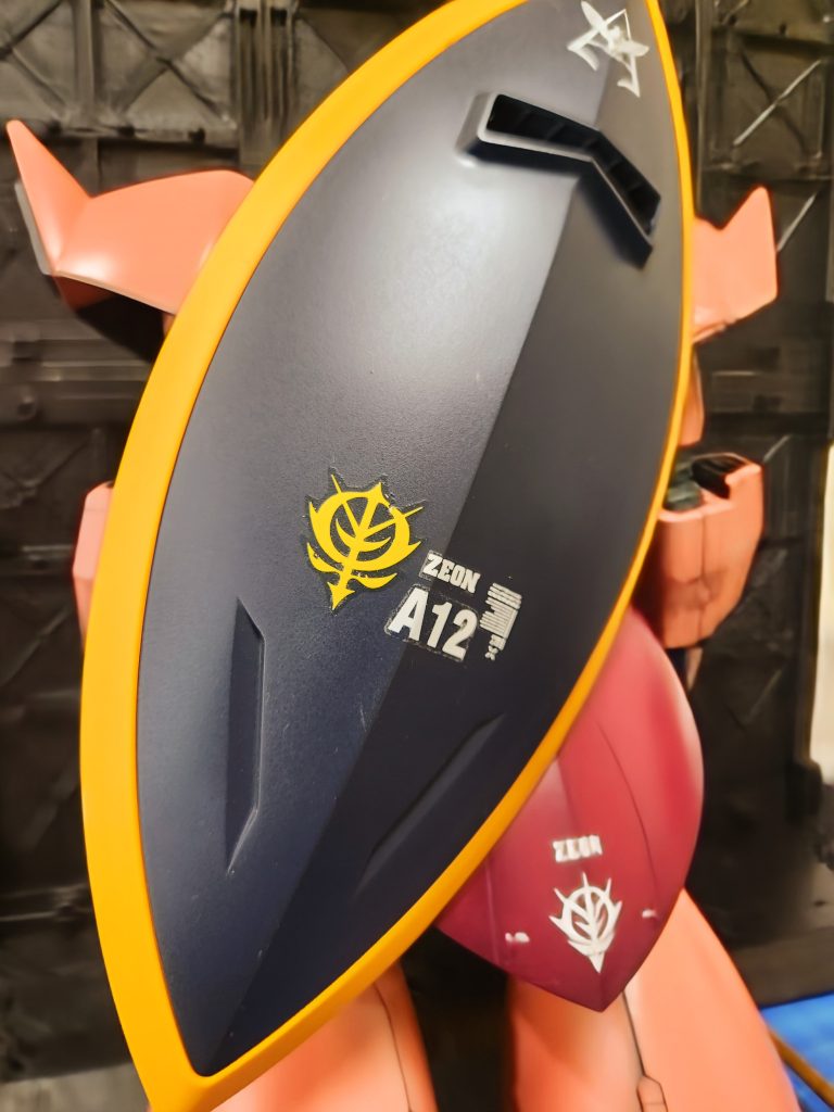 ゲルググの特徴的な大きなシールドも久しぶりに触ってテンション上がりました。デカールは買って来たものと、昔の残りを選んで貼りました。