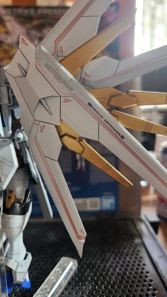 ウイングの塗り分けはライフリの経験を生かして塗装してます。ホワイトの塗装の際に、ハンドピースが不調で吹きが悪くなってしまいましたが、結果としてグラデーション塗装のようになってます。