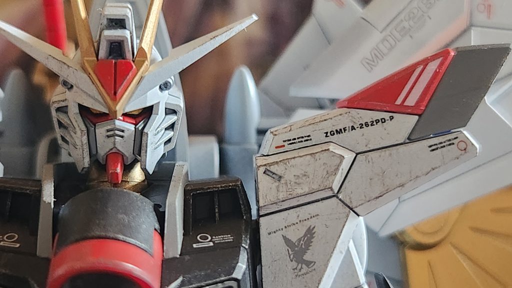 初のダメージ加工でドライブラシを選択しました。カラーはガイアカラーのスターブライトジュラルミンを使用。加減が分からなかったのですが、予想以上の仕上がりになりました😆 