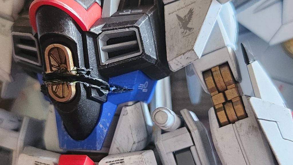 劇中でダメージを受けた胴体を再現しアップで撮影したものです。苦労して全塗装したパーツに傷を付けるというのは、かなり気持ちの整理に時間が掛かりましたが…最高の仕上がりになりました😆デザインナイフをライターで熱して、溶断しています。