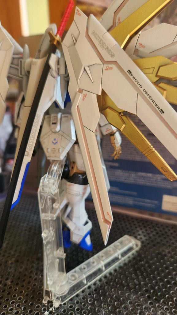 シールド発生機構の腕パーツ、ふくらはぎ、リヤスカートにディテールを追加しています。一番の難産だったのはリヤスカートです。各所マーキングシールは水転写式。Amazonでi-shopHK というブランドのシールを購入して使用しました。