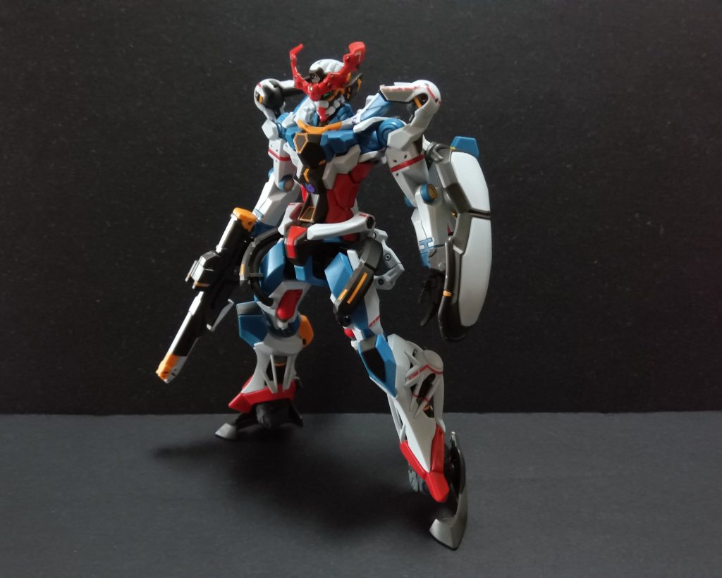 このHG GQuuuuuuX、色分けは良いのですが設定画と比べてみると所々色が足りない箇所があったので、ガンダムマーカーで部分塗装したりシールの余白を切って貼ったりしました。また、可動範囲はかなり良好。劇中のポーズもできます。