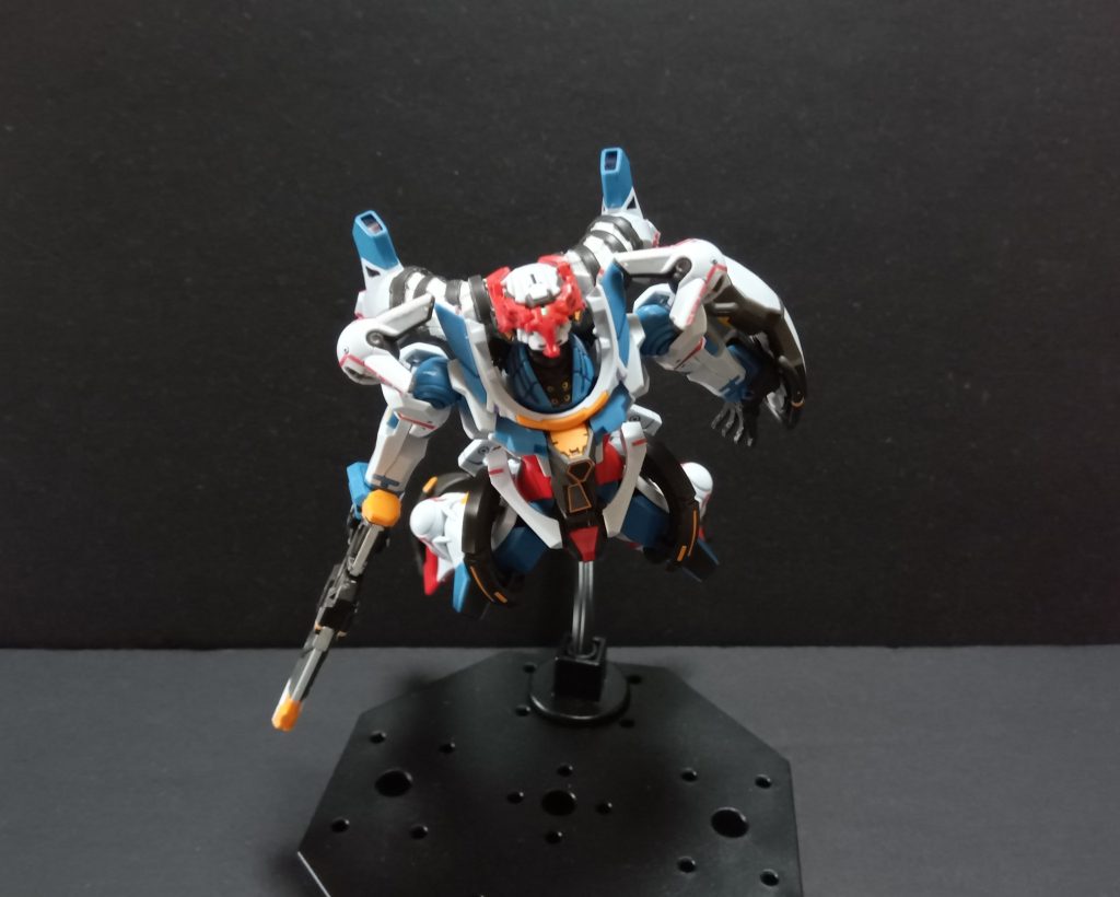 まずは通常時。ブレードアンテナ?が閉じている状態です。この状態だとあまりガンダム感がないですね。