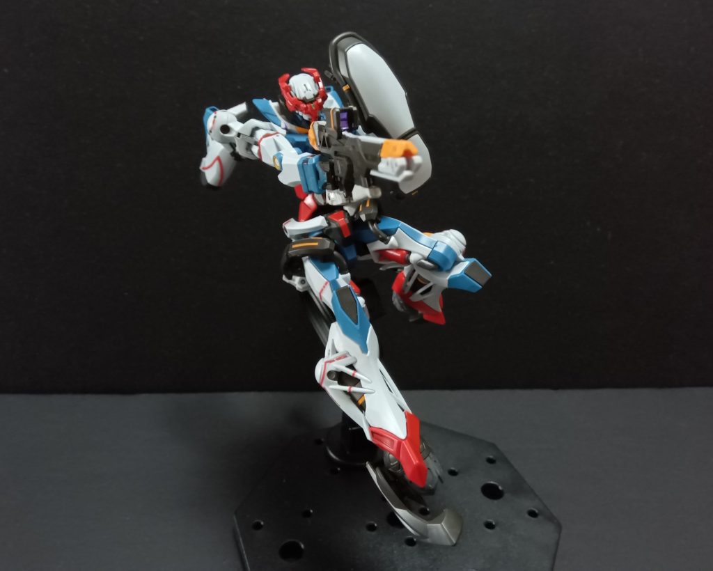 ビームライフルを構えて。肩の付け根が柔軟に可動するので、自然にポージングができます。