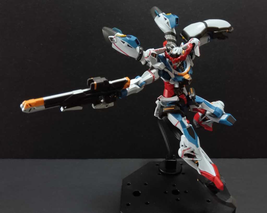 続いてオメガ・サイコミュ起動時。ブレードアンテナが開き、ガンダム顔が出てきます。何気に、オメガ・サイコミュ起動時にビーム・ライフルを使ったことがないです。エグザべ少尉が赤いガンダムと戦闘したときにどっかいってたような…。