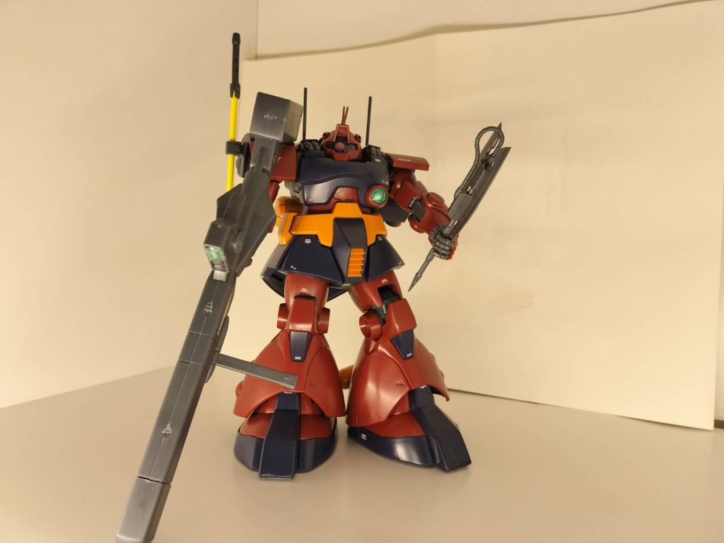 脚部の可動域が狭く、ビームバズーカの重さがネックでポージングの自由度は低めでした完成したときの満足度は★★★