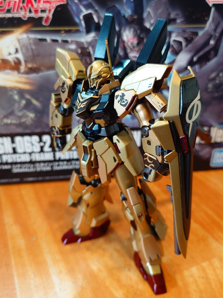 袖や胸のエングレービングを削り落とすか迷いましたがそのまま。盾のデカールもジオンマークにするか悩みましたがこのマークにしてみました。お陰で誰が乗ってるのかイメージは出来ても、統一性のない「いつの時のあの人が乗ってるんだよ!?」という仕様になってしまった……