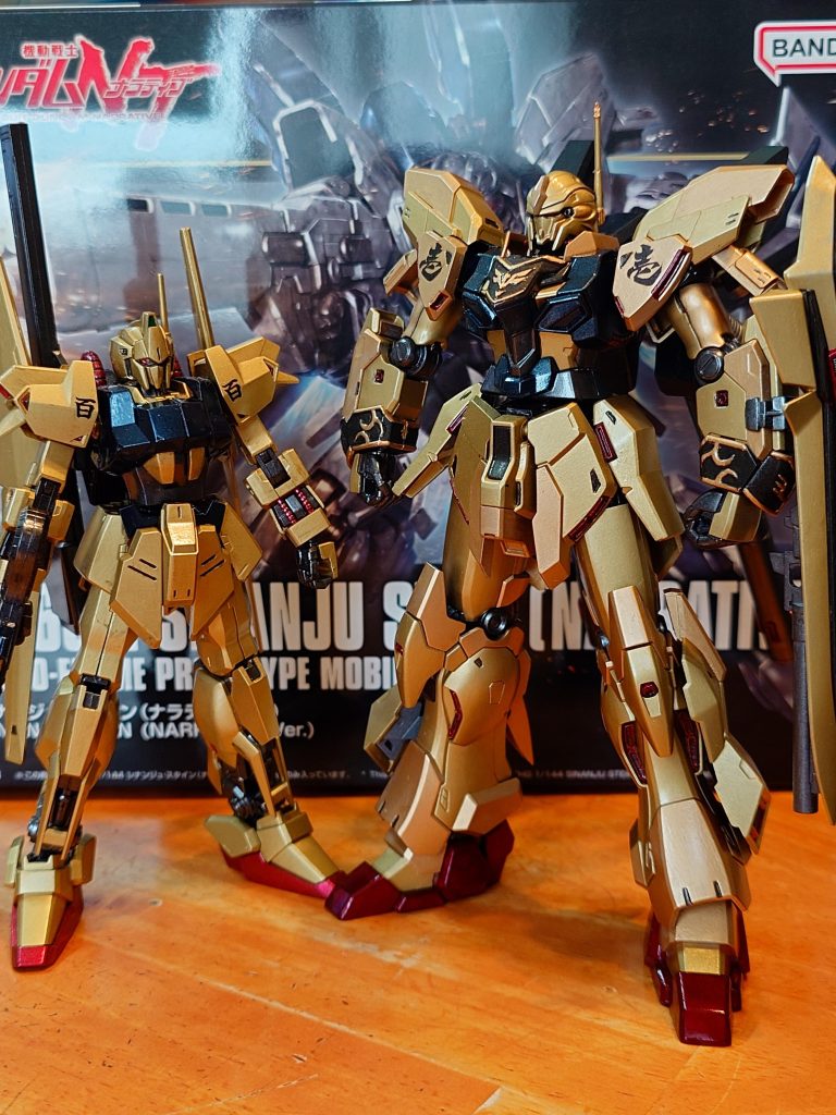 先日息子にあげた百式とパシャリ!実はフレーム塗ってる時は良かったですが、外装塗り始めた頃から狩りゲーを始めてて、結構適当な塗装になってしまった……