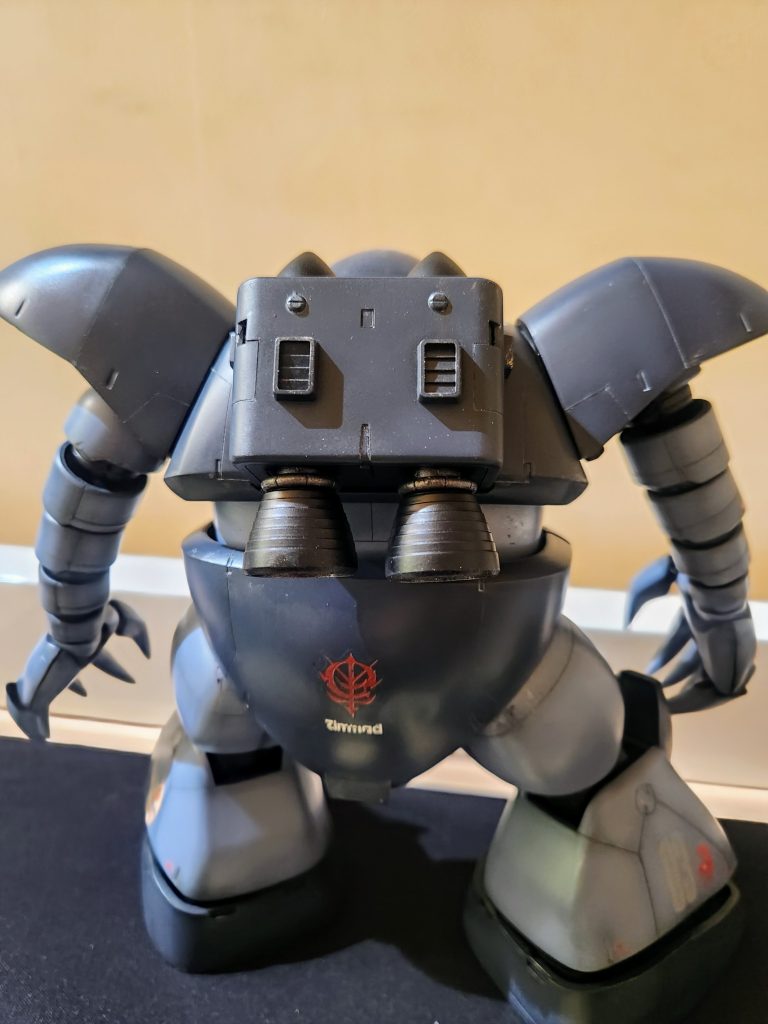 また背面のデカールは、潜水航行中に上空からの索敵に目立ちにくい様にと考えて、ジオン軍とツィマッド社ロゴの２枚だけにしました。