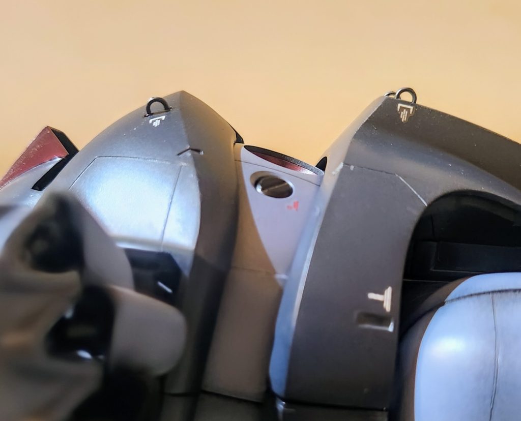 隊行動中に停留したりする場合に潜水艦の外に浮かんでいる場合に、潜水艦と同じ様に停留ワイヤーで固定するかもと考えて、フックを６個設置しました。お気に入りですが触る時に注意しないと折ってしまいそうです。