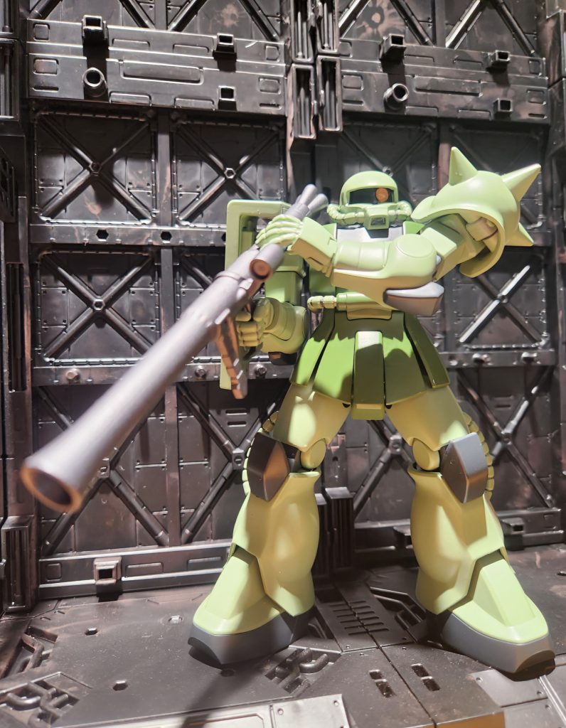 MGばかり作っていたのでHGのサイズに苦戦するかと思いましたが、プロポーション変更もスジ彫りもデカールも無しで、アニメっぽくを意識したのでスムーズに進みました。関節もしっかりしていて良いものですね。