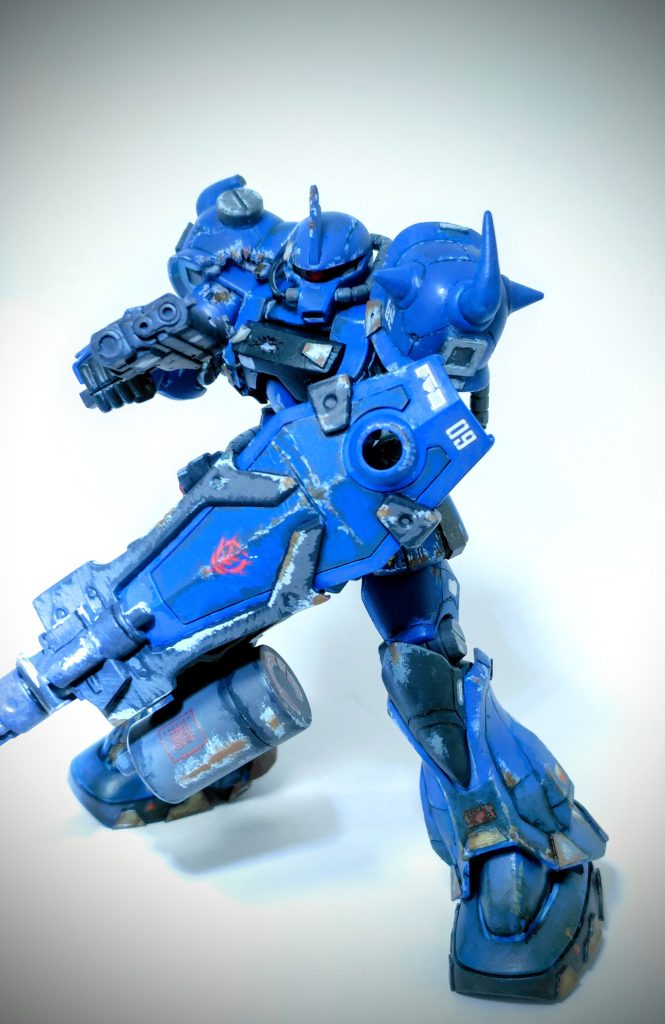 追加武装としてコトブキヤのハンドガンを持たせてみました。個人的にグフカスは防戦時(＝ガトリング使えない時)の武装がないことが気になっていたので…。