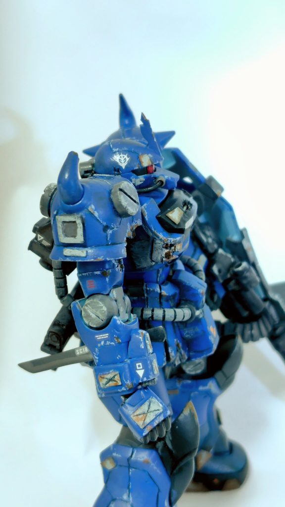 右側面。エースじゃないので被弾も多かろうと思い、シールドのない右半身は重点的にボロボロにしました。