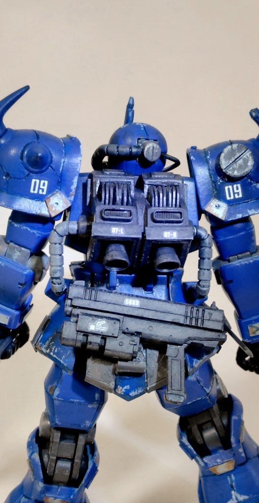 背面。今回の改造の目的に紛失したバックパックの自作があります。しいたけディテールに挑戦してみたのですがガタガタですね…。