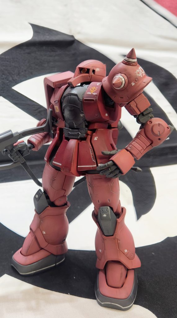 オリジン版キット初めて組みましたが、立体化が凄く独創的で良いシリーズですね。水転写式デカールもガンプラ作ってから初めて説明書を見ながら貼りました。ただラインデカールは良いと思ったのですが、胸と足の甲部分の四角のラインは好みでなかったので省きました。