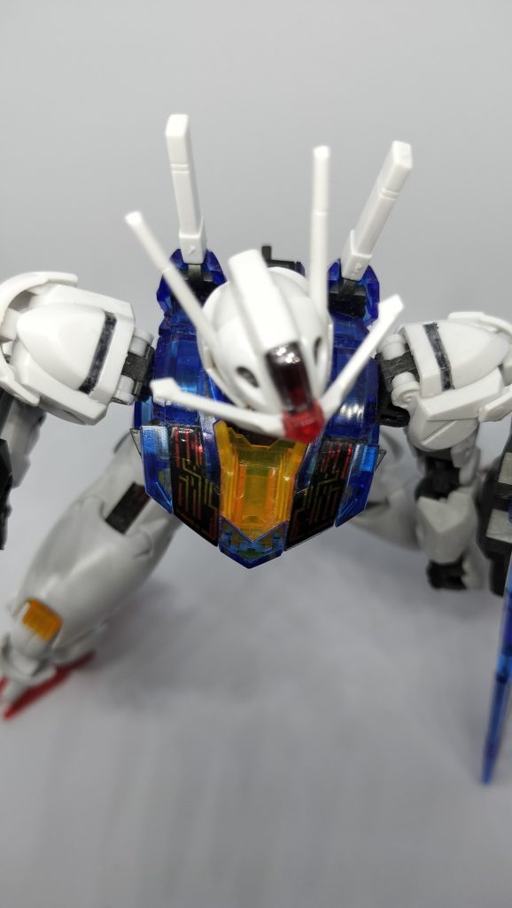 そもそも、赤であるべきところの両肩だけスミ入れ用ガンダムマーカーで色を入れてみましたが、ムラが酷い