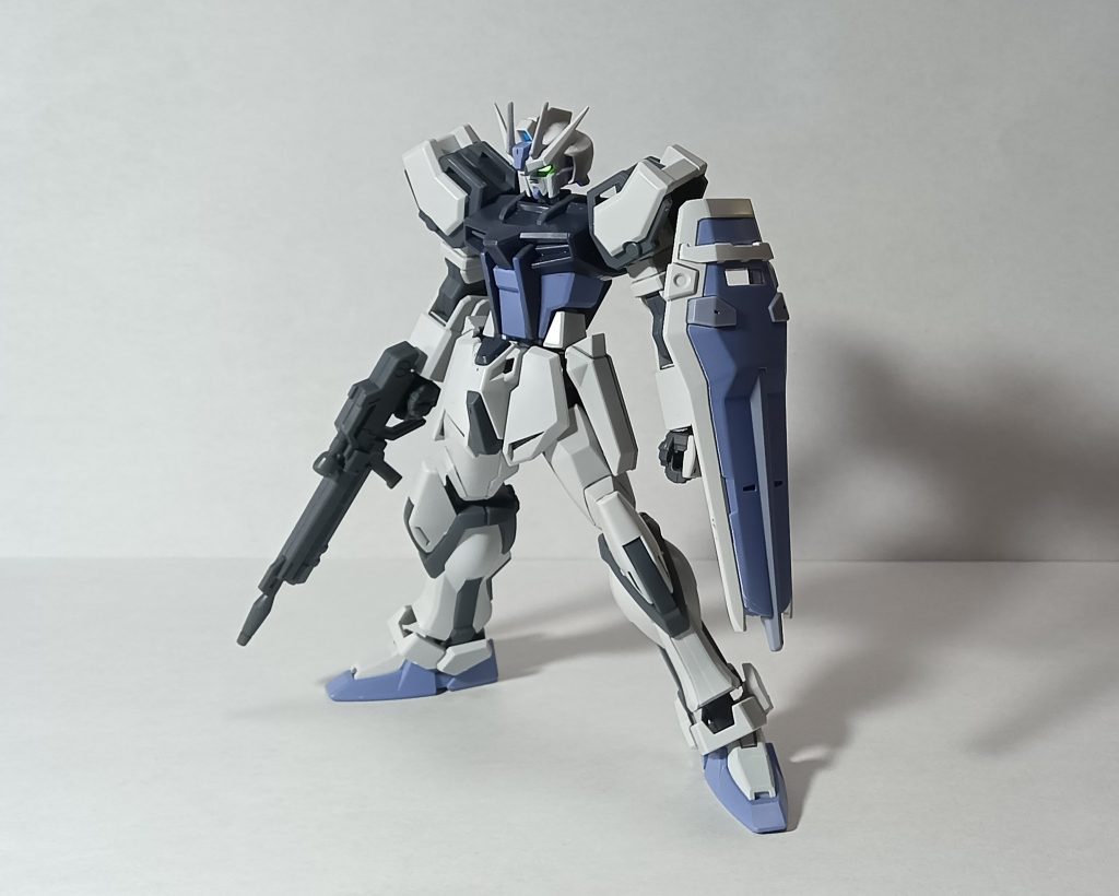 今回も、頭部ツインアイが色分けされていたので、蛍光シールのイエローを貼り、ブラックライトを当てて光るようにしました。が、少し緑色っぽくも見えてしまう…。そしてシールドの裏をグレーで塗装。また、新たな撮影ブースはmanacanaのものを参考にさせて頂きました。誠にありがとうございます。