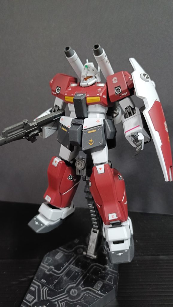 初代のジムキャノンからマッチョになったジムキャノンⅡです。初代どうりの配色だと少しシンプルだったので一部オリジナルカラーで塗装しました。