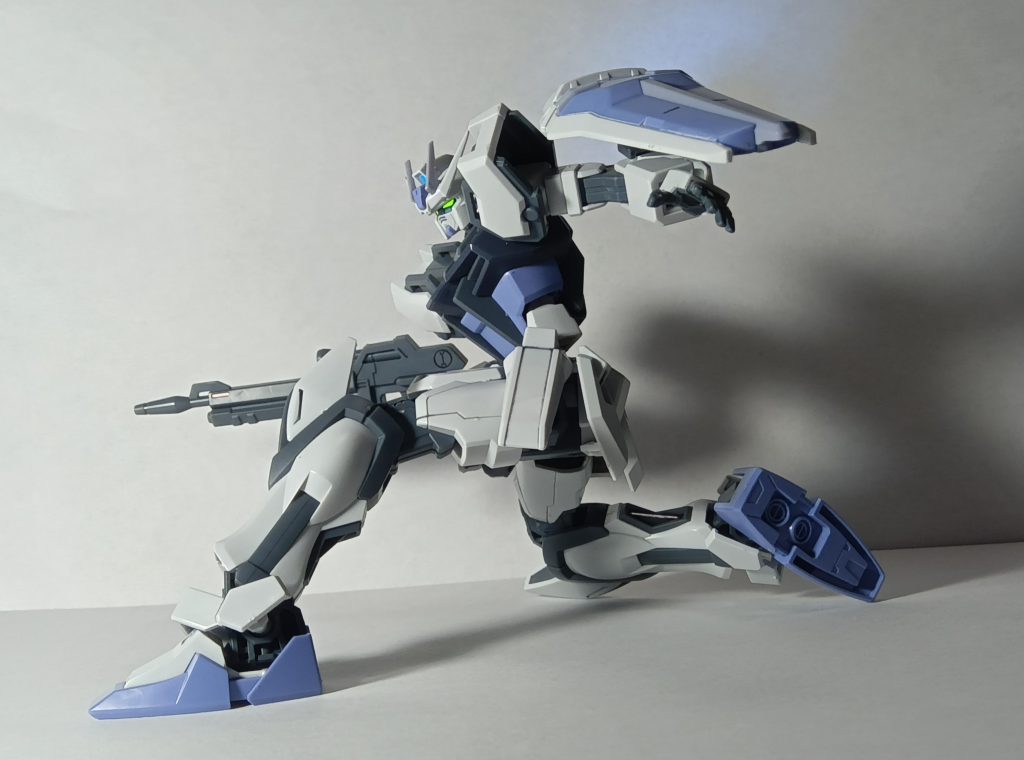 ライフルとシールドを装備させて。シールドの色もディアクティブモードの色に合わせられています。