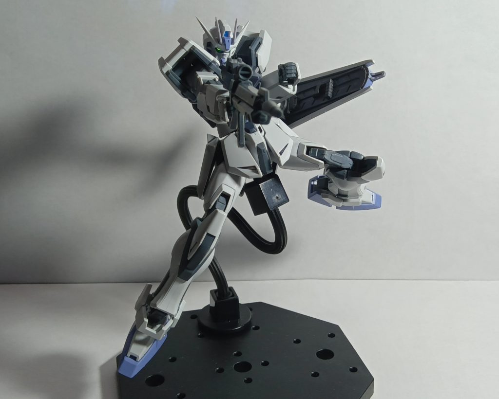 ビーム・ライフルで。個人的にはストライクのビーム・ライフルのデザイン、かなり好みのデザインです。