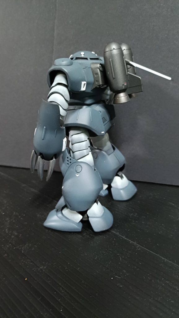 スラスターポッドのオレンジが救命胴衣に見えて目立ったらダメだろうとの思いからこちらも黒鉄色。