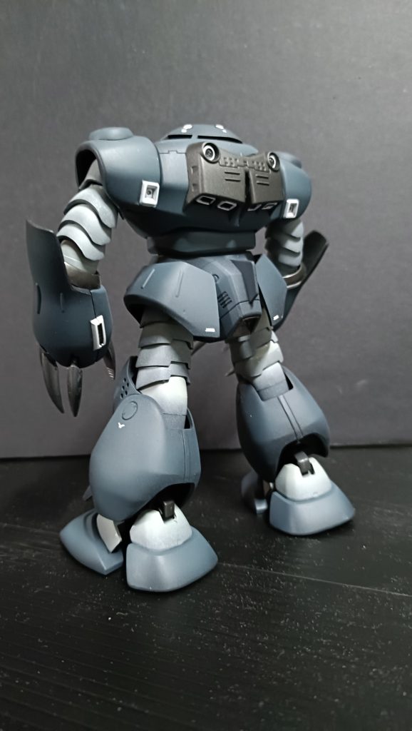 バックパックも黒鉄色で塗り分けてます。