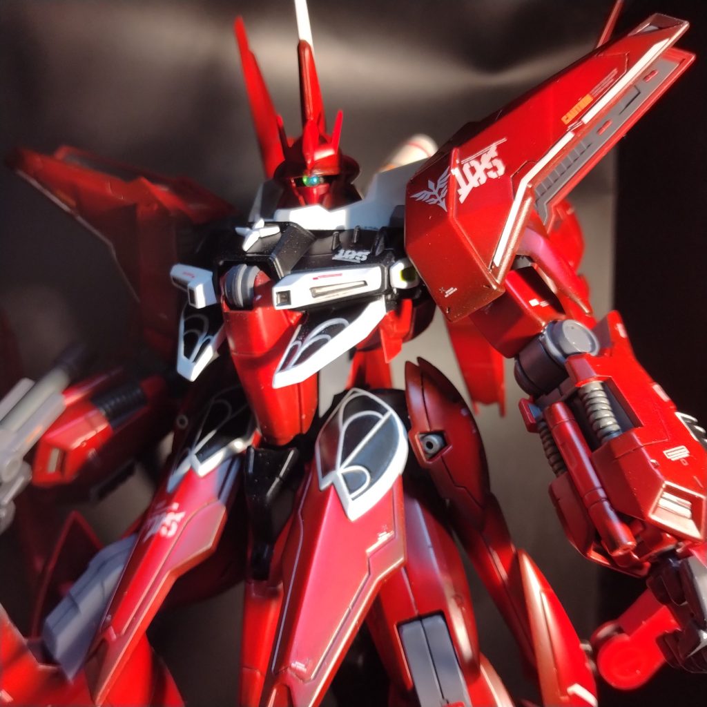 モノアイだけ光に反射する物に変えてます!