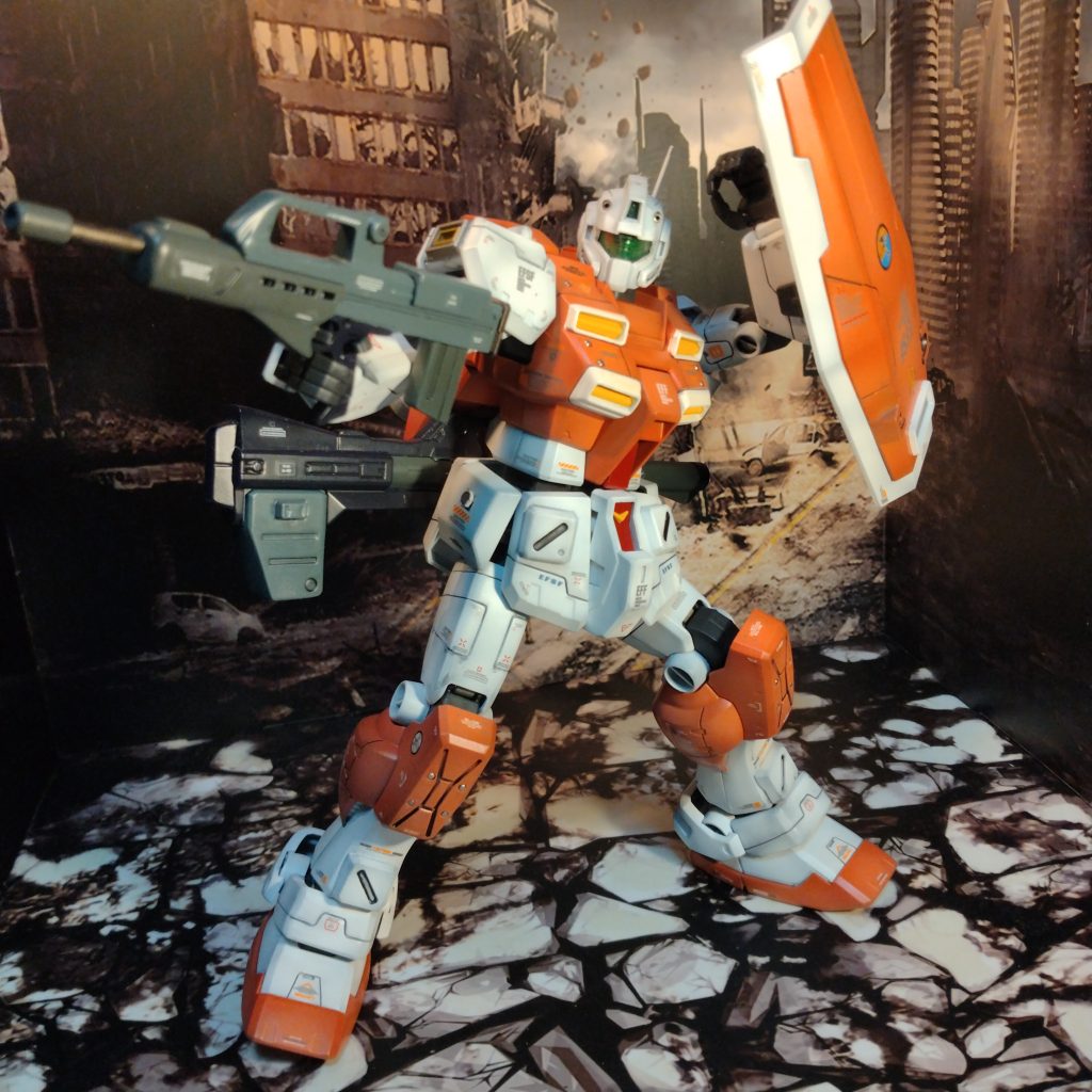 スジ彫り追加してのグラデーション塗装です!😄 首の根元と足のフレームスネ部分をプラバンで延長してます!