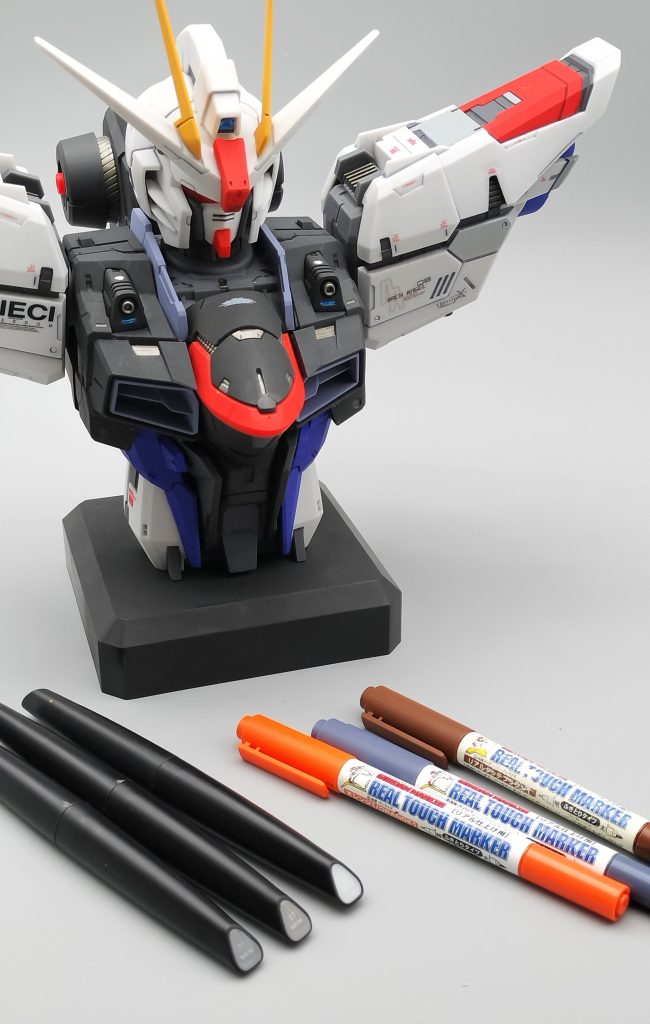 友人から頂いたディスペイのマーカーシルバー、ガンメタル、メタルブラックで部分塗装。ディスペイは筆ペンに近い筆先で非常に塗りやすいので重宝してます。リアルタッチマーカーで墨入れしながらフィルタリングデカール後に水性つや消しスプレーで完成