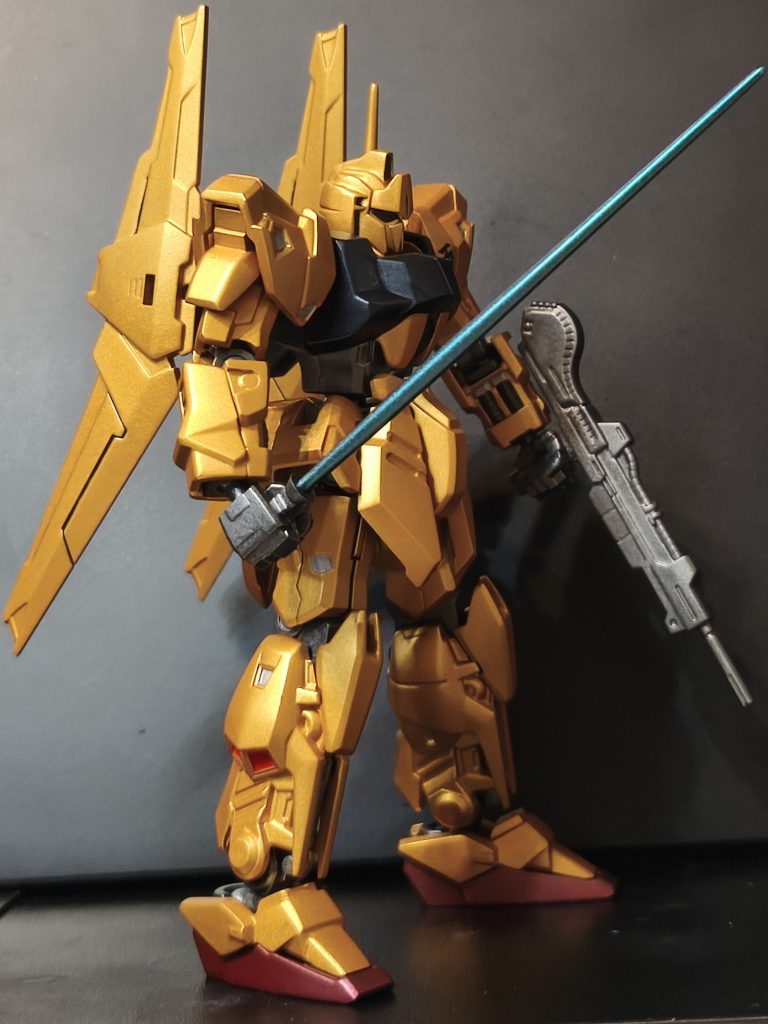 ビームサーベルは、フォーミュラクロームをベースに蛍光ブルーで、暗めのキャンディ塗装にしてみました。角度によっては暗く写るのが難点。。。